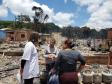 Dra. Olenka Lins conversa com dois moradores no local do incidente. 