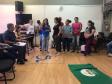 Mulheres faxinalenses de pé conversando com todos presentes.