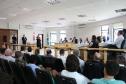 Participantes de costas assistindo a cerimônia. 
