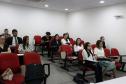 Na imagem vemos os novos defensores sentados prestando atenção em algo que lhes é dito/mostrado a frente. 
