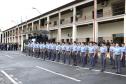 Fila de alunas e alunos da polícia miliar. 