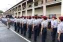 Fila de alunas e alunos.