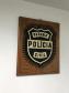 Escudo da Policia Civil colocado na parede como quadro. 