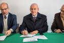O presidente da Assembleia Legislativa do Paraná, Ademar Traiano assinando o Termo de Cooperação Técnica.