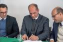O assessor da governadoria, Marcos Aurélio Souza Pereira, representando o governador Carlos Massa Ratinho Junior, assinando o Termo de Cooperação Técnica.