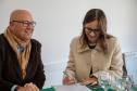 A presidenta da Associação das Defensoras e Defensores Públicos do Estado do Paraná, Lívia Martins Salomão Brodbeck e Silva assinando o Termo de Cooperação Técnica.