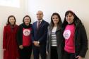 Assinatura do Termo de Colaboração. Da esquerda para direita: a assistente social da EDEPAR, Gabriele Bahr; a presidente da AAMA, Macarcy de Fátima Bernardini Engelbert; o defensor público-geral, dr. Eduardo Abraão; a diretora da EDEPAR, dra. Flávia Palazzi; a voluntária da AAMA, Daniele Banzzanatto.