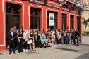 Alunas e alunos da PUCPR Toledo com o defensor público dr. Erick Lé Palazzi Ferreira.