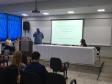 O psicólogo Clodoaldo Porto Filho mediando a palestra da psicóloga do Centro de Socioeducação (CENSE) de Maringá, Lara Hauser dos Santos Neponuceno.