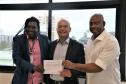 Entrega do convite da Cerimônia de Instalações do Grupo de Trabalho dos Povos e Comunidades Tradicionais do Paraná.