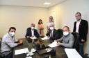 DPE-PR assina termo de cooperação com TV Paraná Turismo e CNT.