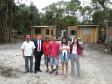 Os defensores públicos Juliano Marold e Cinthia Azevedo com moradores do Balneário de Shangri-lá.