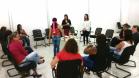 Os encontros ajudam mulheres, de 18 a 80 anos e de classes sociais e níveis de escolaridade diversos, a retomarem a vida após sofrerem casos de violência doméstica.