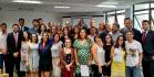 Os novos defensores públicos do Paraná se reuniram em Curitiba para assinar o termo de posse. Na foto com o defensor público-geral do estado, Sérgio Parigot de Souza, e com o subdefensor público-geral, Eduardo Abraão (ambos no alto, ao centro da imagem).