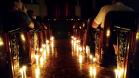 Velas iluminaram a entrada dos defensores públicos no Salão Nobre da UFPR.