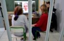 Detenta assiste a vídeo com depoimento de familiares durante encontro com equipe técnica da Defensoria Pública do Paraná.