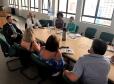 O coordenador do CAM, Marcelo Diniz, na ponta da mesa, se reuniu com assistentes sociais e psicólogos da Defensoria Pública e com representantes dos Conselhos Tutelares de Curitiba.