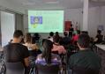 A bióloga Naomi Neri durante palestra na Defensoria Pública em Maringá.