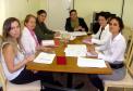 A assistente social Tamires de Oliveira (primeira à esquerda no foto) e a defensora pública Camille Vieira (primeira à direita) integraram a comitiva que se reuniu com a direção da penitenciária feminina, palco de uma rebelião na semana passada.