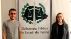 Natália e Murilo fazem o atendimento ao público, produzem peças processuais em diversas áreas e ainda estagiam na Escola da Defensoria Pública do Estado do Paraná. 