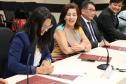Coordenadora do NUCIDH, Cinthia Azevedo Santos assinando o Protocolo de Intensões para Formação da Rede de Atenção a Casos de Violação de Direitos de LGBT.