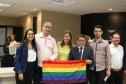 A  coordenadora do NUCIDH, Cinthia Azevedo Santos, junto com outros representantes dos grupos de movimento em prol da população LGBT.