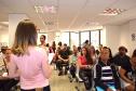 A assistente social da Edepar, Gabriele Bahr, conversa com as pessoas que buscaram atendimento na Defensoria.