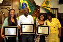 Sara de jesus junto com os outros ganhadores, Maria Cristina Oliveira da Silva e Nelson Justino.