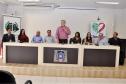 A partir da esquerda: os defensores públicos Gilson de Oliveira e Francine Amorese; o vereador Valdomiro Gonçalves Pereira; o vice-prefeito Sérgio Pereira Júnior; o prefeito Claudemir Bongiorno; a defensora pública-geral do Paraná, Josiane Lupion; a juíza da Vara Criminal de Cianorte, Flávia Alves; o deputado estadual Jonas Guimarães e o procurador jurídico de Cianorte, Agnaldo Juarez Damasceno.