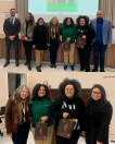 Imagem divida entre duas fotos com as palestrantes, equipe da Defensoria e da Unespar.