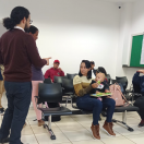 Imagem do defensor Fernando com pessoas esperando atendimento.