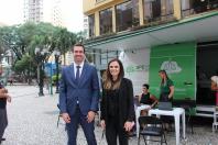Imagem com foto de atendimento da DPE-PR com a Van dos Direitos.