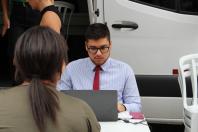 Imagem com foto de atendimento da DPE-PR com a Van dos Direitos.