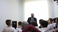 Imagem com foto da visita de crianças da rede municipal de Curitiba ao Fórum Descentralizado de Santa Felicidade.