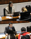 Quadro com duas imagens. Em cima, está uma mulher de cabelos longos atendendo, enquanto a usuária está de costas sentada. Em baixo, o defensor está atendendo um casal que está de costas.
