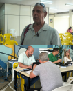 Mutirão com defensores públicos e servidores digitando, em frente ao computador.