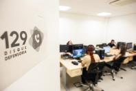 Imagem com foto da equipe de atendimento do Disque Defensoria 129.