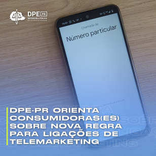 Celular em cima de uma mesa de madeira, em cuja tela está escrito "Número particular"