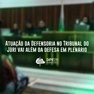 Imagem com uma foto do Tribunal do Júri ao fundo. A imagem está desfocada e constam detalhes em tons de verde. Na parte central da imagem está escrito, em branco: "Atuação da Defensoria no Tribunal do Júri vai além da defesa em plenário". Abaixo, o logo da Defensoria em branco.
