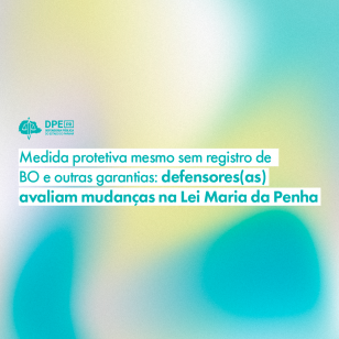Imagem que contém um fundo abstrato com gradiente frio, tendo azul claro e amarelo de leve como realce. No centro da imagem, está escrito o título da matéria: "Medida protetiva mesmo sem registro de BO e outras garantias: defensores(as) avaliam mudanças na Lei Maria da Penha"