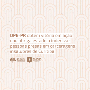 Imagem com um fundo em bege e linhas em um tom de marrom mais claro junto de uma textura de ruído. No centro da imagem, alinhado a esquerda, o título "DPE-PR obtém vitória em ação que obriga estado a indenizar pessoas presas em carceragens insalubres de Curitiba!, também em marrom e grifado em branco. Abaixo, os logos da Defensoria e do Núcleo da Política Criminal e da Execução Penal (NUPEP), em marrom.