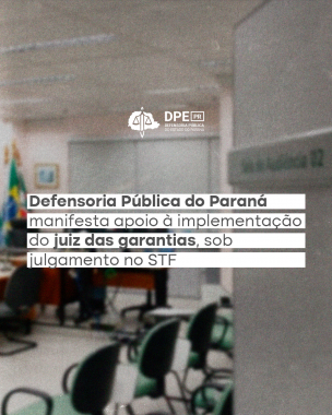 Imagem de sala de audiência, sob uma cama acinzentada, com o título da matéria "Defensoria Pública do Paraná manifesta apoio à implementação do juiz das garantias, sob julgamento no STF".
