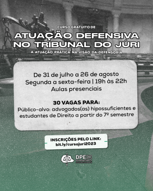 Imagem de um tribunal do júri ao fundo, em preto e branco e com um gradiente verde de baixo para cima. Na imagem, as informações: Curso Gratuito de Atuação Defensiva no Tribunal do Júri - a atuação prática na visão da Defensoria. De 31 de julho a 26 de agosto. Segunda a sexta-feira, das 19 horas às 22 horas. Aulas presenciais. 30 vagas para: Público-alvo: advogados(as) hipossuficientes e estudantes de Direito a partir do sétimo semestre. Inscrições pelo link (link). Abaixo das informações, o logo da DPE.