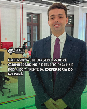 Imagem do Defensor Público-Geral, André Giamberardino na Sede Central de Atendimento da Defensoria. No centro e alinhado à esquerda, o título "Defensor Público-Geral André Giamberardino é reeleito para mais dois anos à frente da Defensoria do Paraná". Acima, o logo da Defensoria.