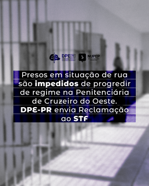 Imagem de diversas celas abertas em preto e branco e com efeito de desfoque. Ao centro, o título "Presos em situação de rua são impedidos de progredir de regime na Penitenciária de Cruzeiro do Oeste. DPE-PR envia Reclamação ao STF", escrito em branco com tarjas em um tom de azul escruro ao fundo. Acima do título, os logos da Defensoria Pública e do Núcleo da Política Criminal e Execução Penal, o NUPEP.