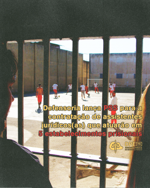 Imagem que mostra duas mulheres olhando por trás de grades um jogo de bola entre presos em um pátio de penitenciária. Por cima da imagem está escrito, em amarelo, o título da matéria "Defensoria lança PSS para a contratação de assistentes jurídicos(as) que atuarão em cinco estabelecimentos prisionais". Abaixo do título está o logo da Defensoria.
