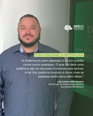 Imagem que mostra o psicólogo Luã Dantas, olhando para a frente. No texto, alinhado à direita, está escrito: Com a palavra, a Defensoria. Abaixo, uma frase dita pelo psicólogo durante a entrevista: “A Defensoria, sem pessoas, é só um prédio como outro qualquer. O que faz dela uma potência são os recursos humanos que temos. A lei fria, preto no branco, é dura, mas as pessoas estão para além disso". Em seguida, as informações: Luã Carlos Valle Dantas, Psicólogo da Defensoria Pública do Estado do Paraná.