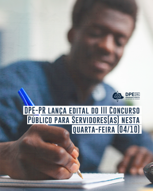 Imagem que mostra, ao fundo, de forma desfocada, um homem negro escrevendo em um caderno. Em primeiro plano está escrito DPE-PR lança edital do III Concurso Público para Servidores(as) nesta quarta-feira (04/10). Acima do título está o logotipo da Defensoria na cor preta.