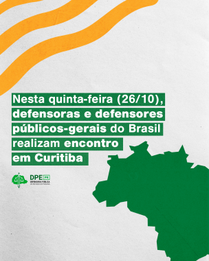 Imagem em formato de colagem, tendo seu fundo simulando papel e três linhas amarelas onduladas na parte superior esquerda, e na parte superior direita, a forma geográfica do Brasil em verde. No centro o título, "Nesta quinta feira (26/10), defensoras e defensores públicos-gerais do Brasil realizam encontro em Curitiba".