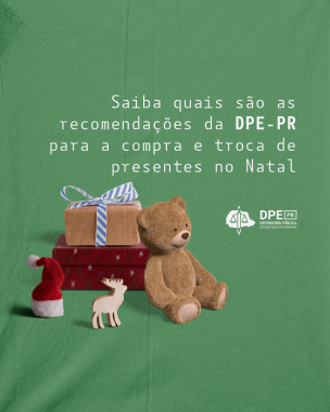 Imagem com um fundo verde, e de destaque, acessórios natalinos organizados um do lado outro, como dois presentes embalados com papéis de presente natalinos, um urso de pelúcia, uma toca de Papai Noel e uma rena entalhada em madeira. Acima dos acessórios natalinos, o título da matéria.